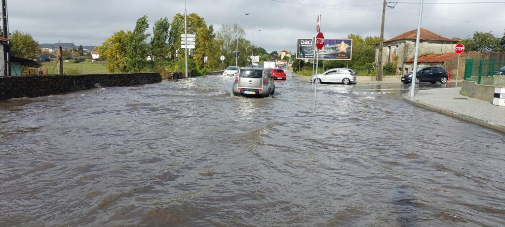 Chuva intensa provoca inundações e queda de muros em Famalicão 